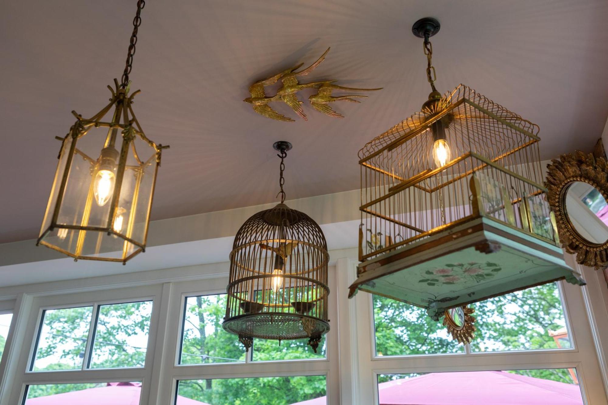 Mount Edgcumbe Bed & Breakfast Royal Tunbridge Wells Exterior photo Bird cages